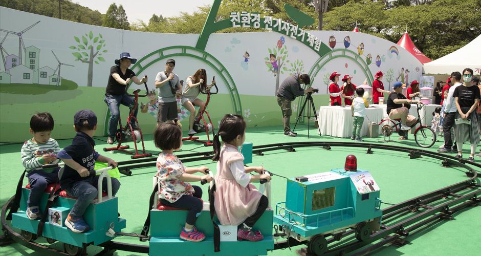 과천 서울대공원 분수대 광장 특별 쇼룸에서 개최된 '기아 친환경 키즈 오토쇼’